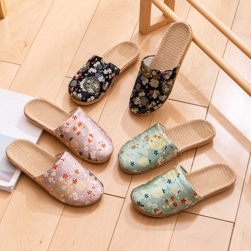 Chaussons antidérapants avec broderie florale