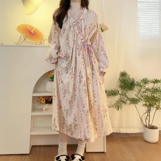 Chemise de nuit longue et douce à motif floral et col en V