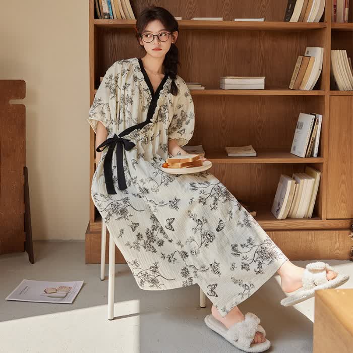 Chemise de nuit rembourrée à motif floral et papillon avec ceinture à nouer et poche