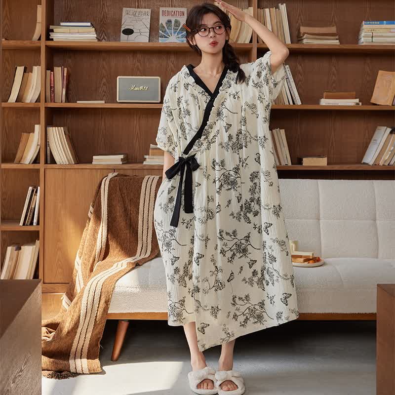 Chemise de nuit rembourrée à motif floral et papillon avec ceinture à nouer et poche