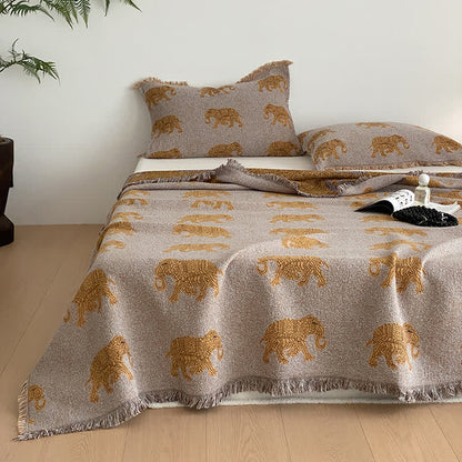 Couette en gaze de coton à quatre couches avec pompons et motif éléphant