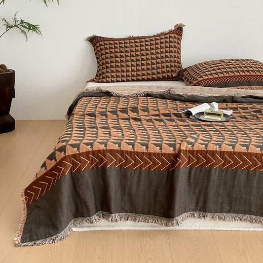 Couette en gaze de coton à quatre couches avec pompons et motif géométrique