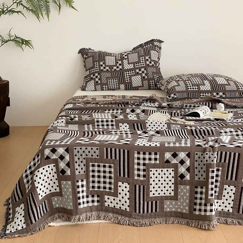 Couette en gaze de coton à quatre couches avec pompons et motif à pois à carreaux