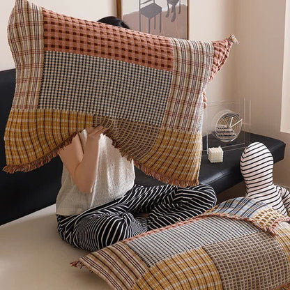 Couette en gaze de coton à quatre couches avec pompons et motif à carreaux