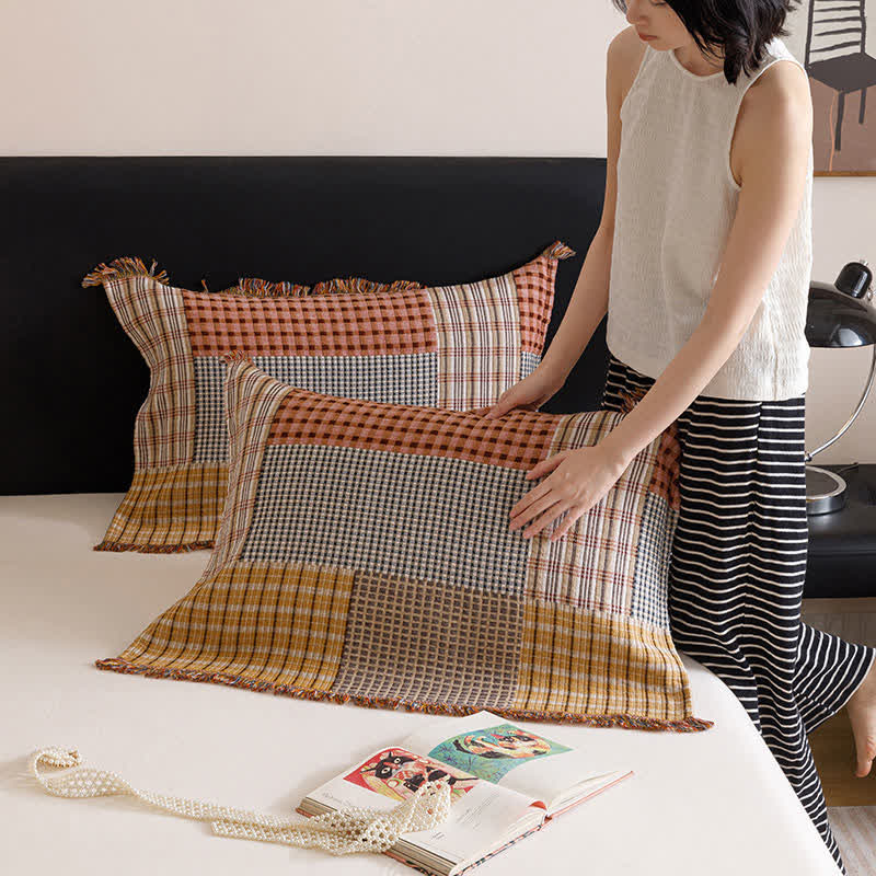 Couette en gaze de coton à quatre couches avec pompons et motif à carreaux