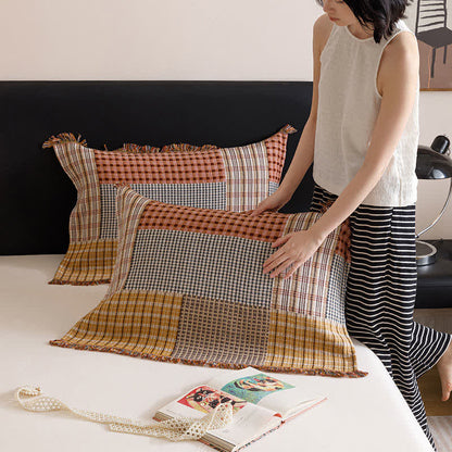 Couette en gaze de coton à quatre couches avec pompons et motif à carreaux