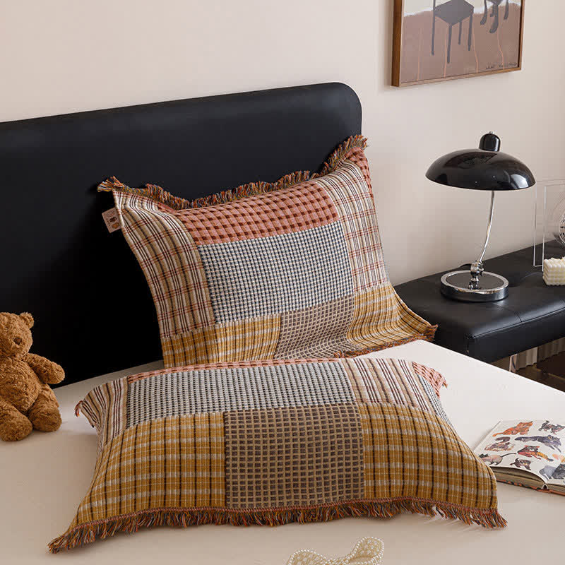 Couette en gaze de coton à quatre couches avec pompons et motif à carreaux
