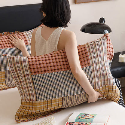 Couette en gaze de coton à quatre couches avec pompons et motif à carreaux