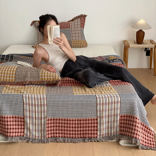 Couette en gaze de coton à quatre couches avec pompons et motif à carreaux