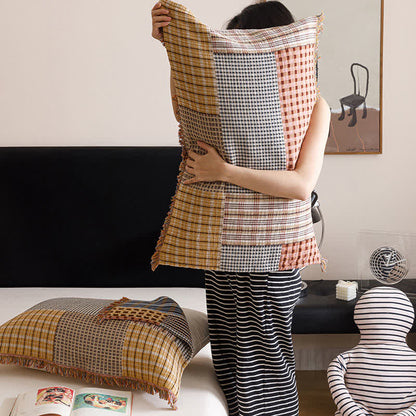 Couette en gaze de coton à quatre couches avec pompons et motif à carreaux