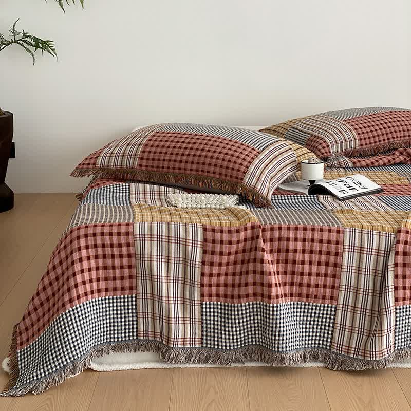 Couette en gaze de coton à quatre couches avec pompons et motif à carreaux