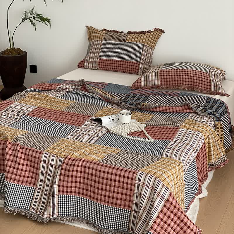 Couette en gaze de coton à quatre couches avec pompons et motif à carreaux