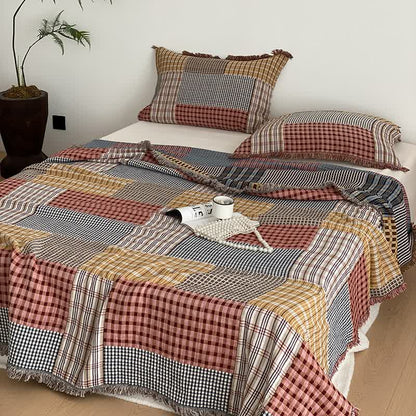 Couette en gaze de coton à quatre couches avec pompons et motif à carreaux