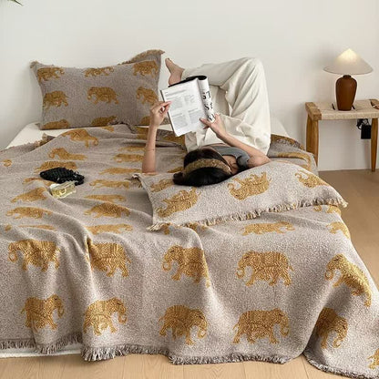 Couette en gaze de coton à quatre couches avec pompons et motif éléphant