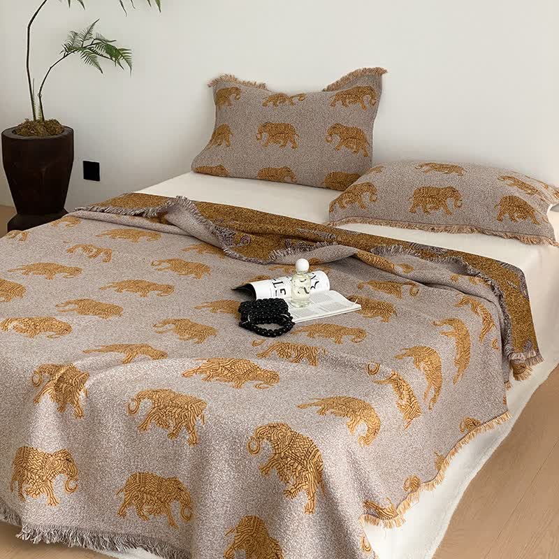 Couette en gaze de coton à quatre couches avec pompons et motif éléphant