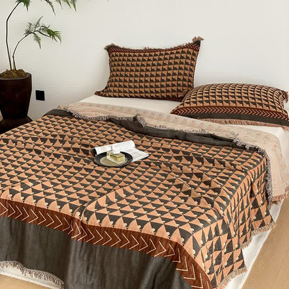 Couette en gaze de coton à quatre couches avec pompons et motif géométrique