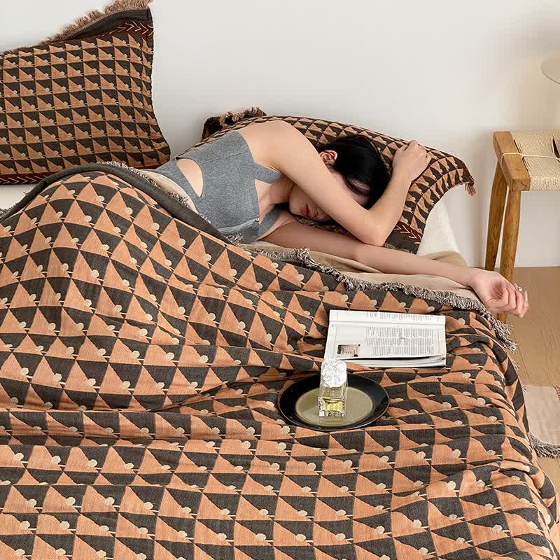 Couette en gaze de coton à quatre couches avec pompons et motif géométrique
