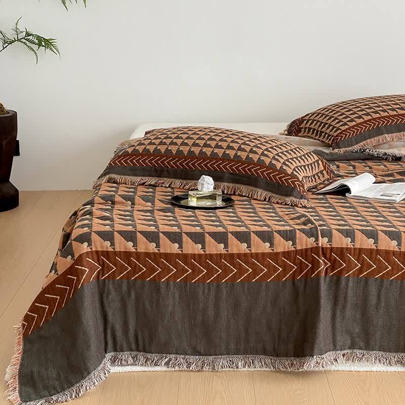 Couette en gaze de coton à quatre couches avec pompons et motif géométrique