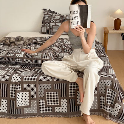 Couette en gaze de coton à quatre couches avec pompons et motif à pois à carreaux