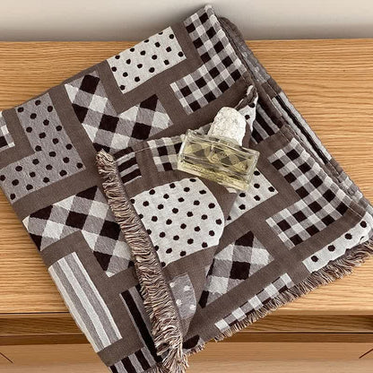 Couette en gaze de coton à quatre couches avec pompons et motif à pois à carreaux