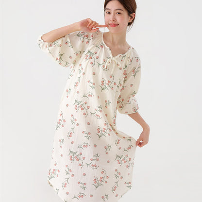 Chemise de nuit ample en gaze de pur coton à motif floral et manches aux coudes