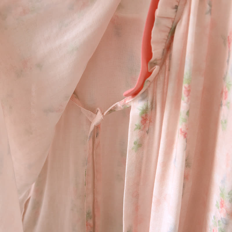 Chemise de nuit rose à fleurs, manches courtes et devant croisé