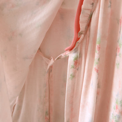 Chemise de nuit rose à fleurs, manches courtes et devant croisé