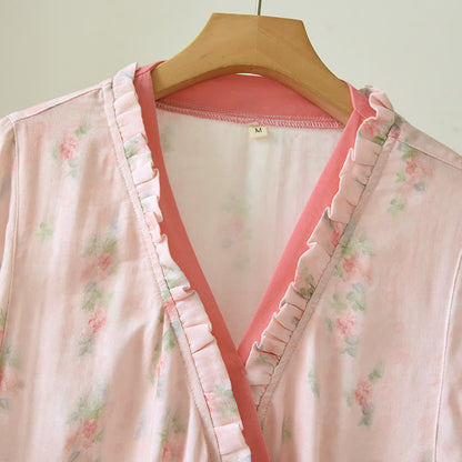 Chemise de nuit rose à fleurs, manches courtes et devant croisé