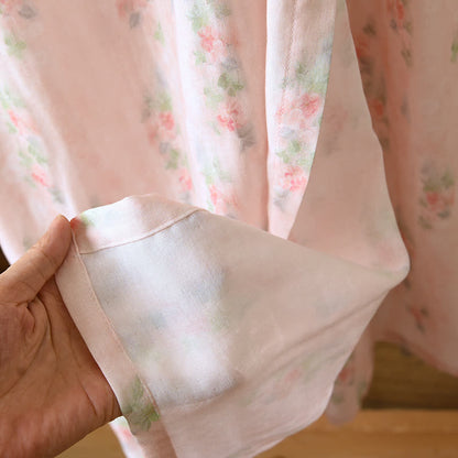 Chemise de nuit rose à fleurs, manches courtes et devant croisé