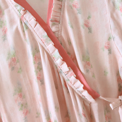 Chemise de nuit rose à fleurs, manches courtes et devant croisé