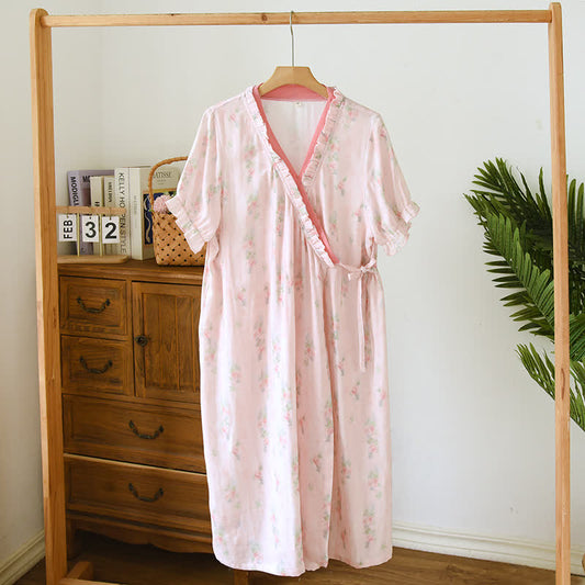 Chemise de nuit rose à fleurs, manches courtes et devant croisé