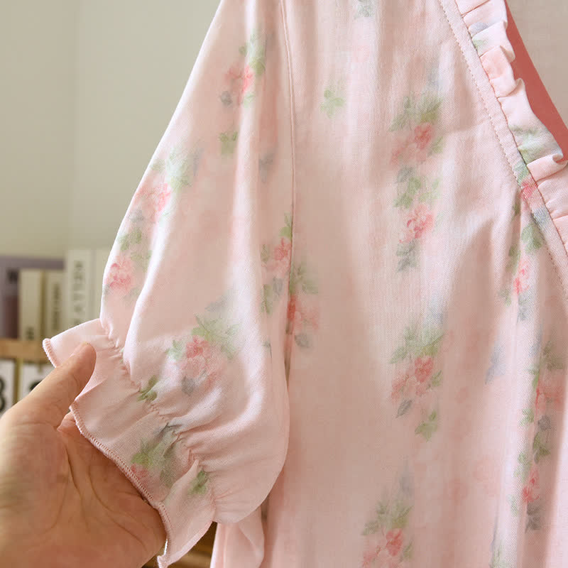 Chemise de nuit rose à fleurs, manches courtes et devant croisé