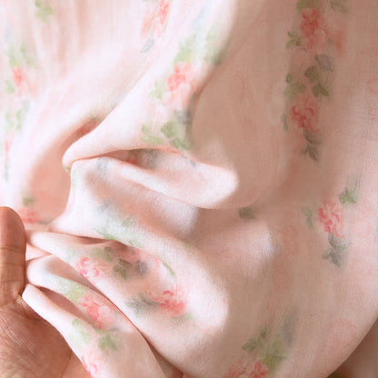Chemise de nuit rose à fleurs, manches courtes et devant croisé