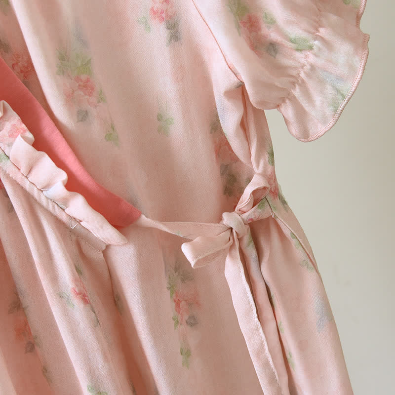 Chemise de nuit rose à fleurs, manches courtes et devant croisé