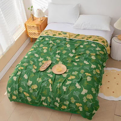 Couverture rafraîchissante d'été en feuilles de ginkgo vertes