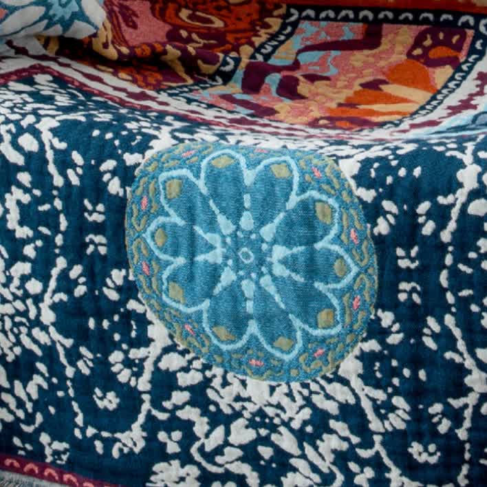 Couette bohème en coton avec pompons réversibles et fleurs bleues