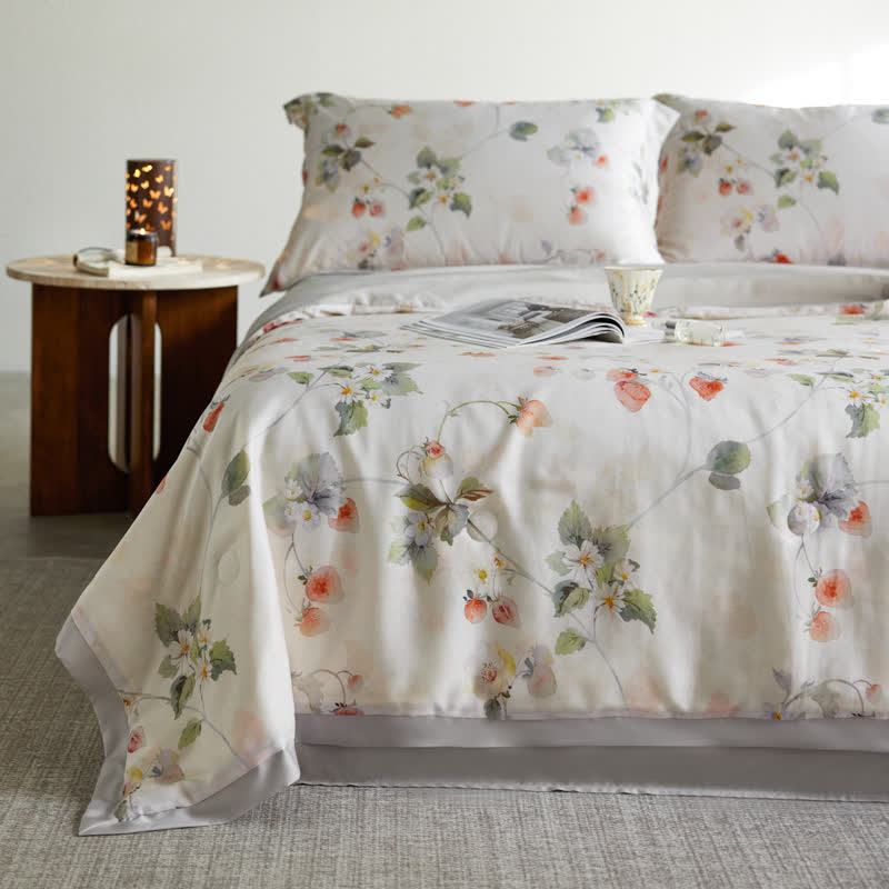 Couverture d'été soyeuse en fibre lyocell avec motif floral fraise