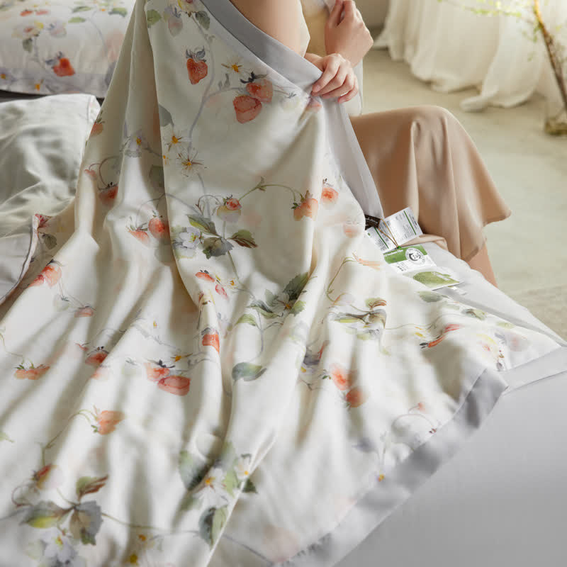 Couverture d'été soyeuse en fibre lyocell avec motif floral fraise