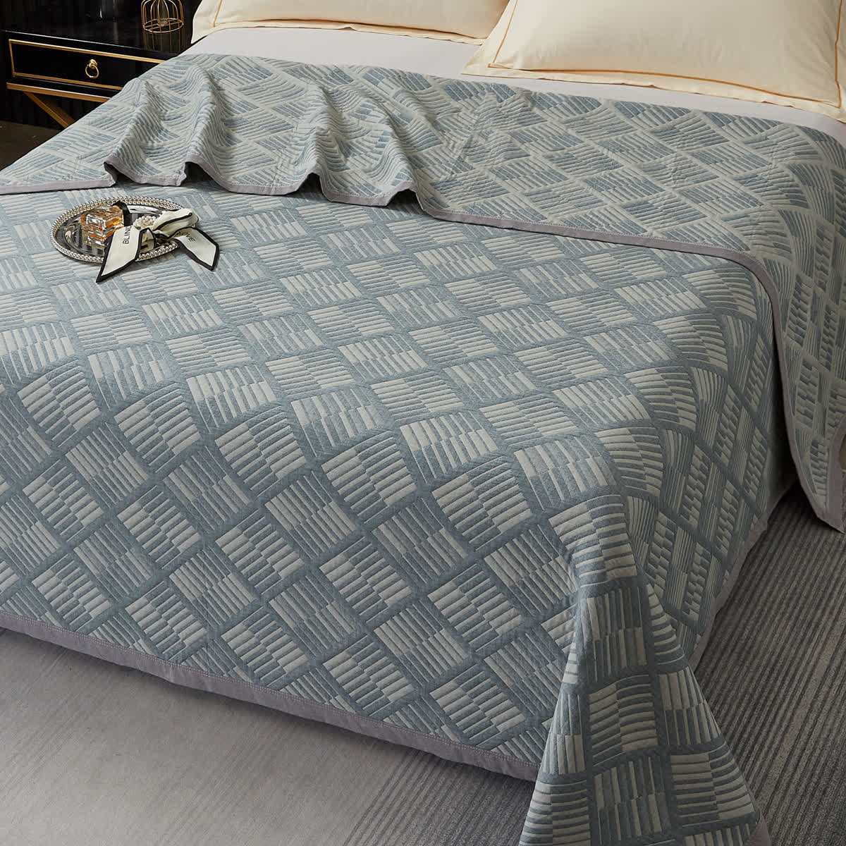 Couette géométrique à motif de losanges et coton teint en fil