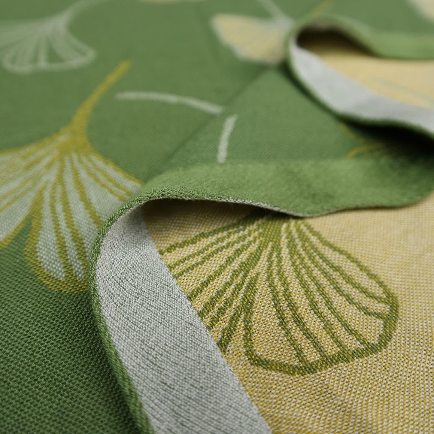 Couverture rafraîchissante d'été en feuilles de ginkgo vertes