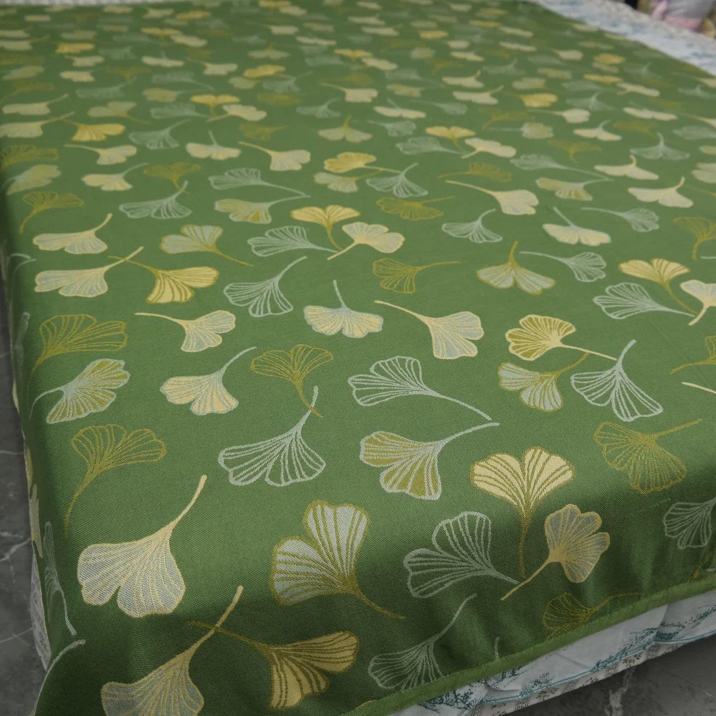Couverture rafraîchissante d'été en feuilles de ginkgo vertes