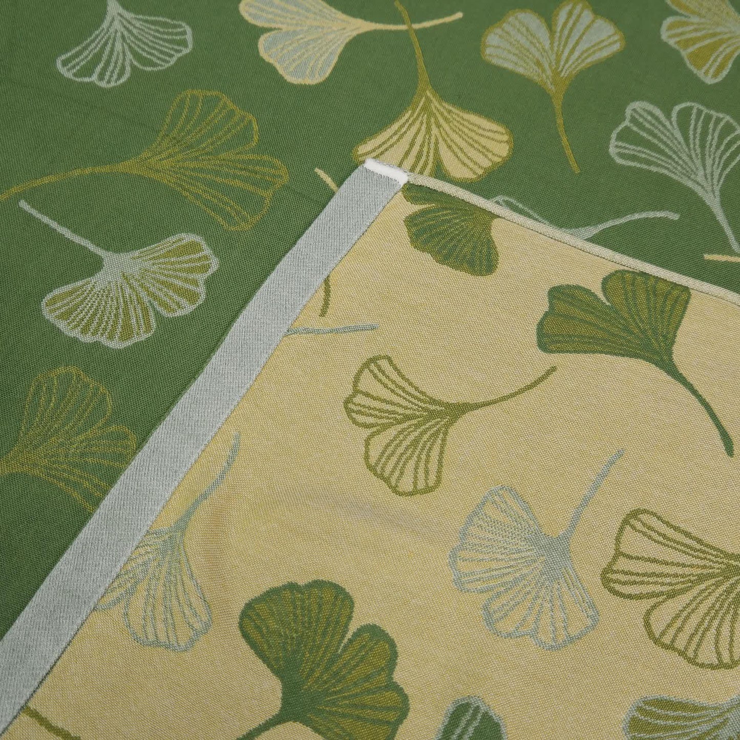 Couverture rafraîchissante d'été en feuilles de ginkgo vertes