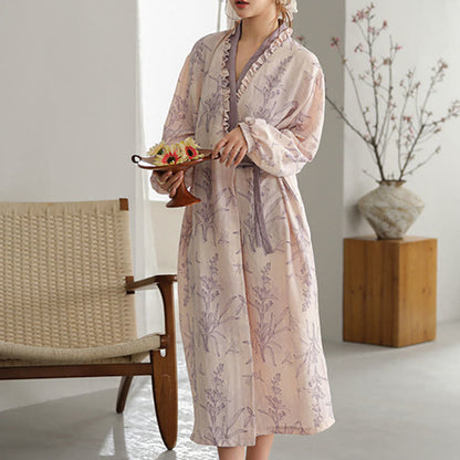 Peignoir kimono violet avec bordure à volants floraux