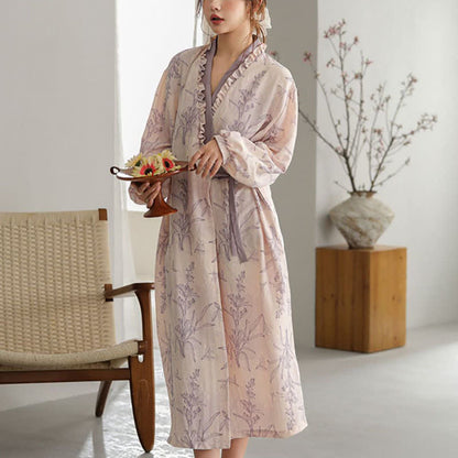 Peignoir kimono violet avec bordure à volants floraux