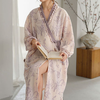 Peignoir kimono violet avec bordure à volants floraux