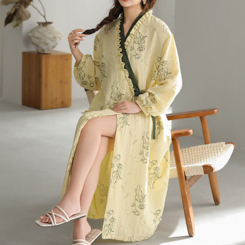 Peignoir kimono à motif rose et bordure à volants