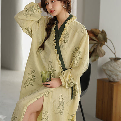 Peignoir kimono à motif rose et bordure à volants