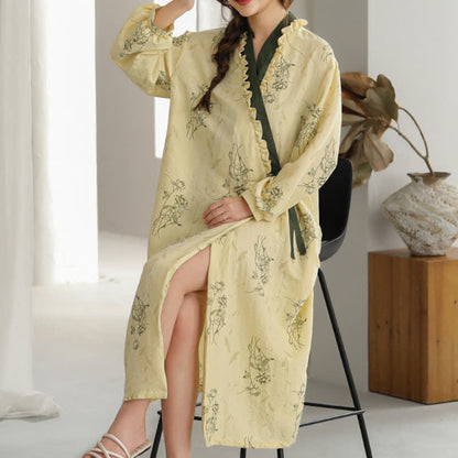Peignoir kimono à motif rose et bordure à volants