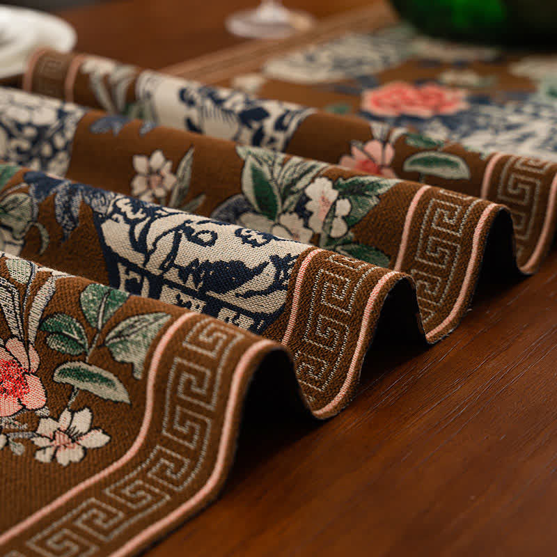 Chemin de table avec vase à fleurs jacquard et pompon
