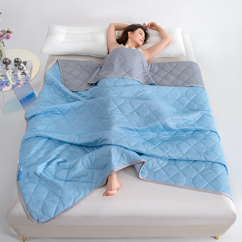 Couverture rafraîchissante réversible avec matelassage en grille de trèfle